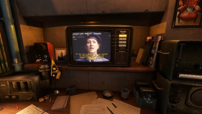 科幻游戏《PVKK：Planetenverteidigungskanonenkommandant》截图，一台复古电视机，屏幕上显示着一位女性军官的画面，并配有文字：“不要惊慌，但我们需要对你的发电机进行一次非计划的转换”。