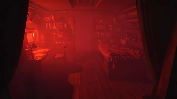 科幻游戏《PVKK：Planetenverteidigungskanonenkommandant》截图，昏暗的房间，被红色灯光笼罩，房间里摆设着书桌、电脑、床等物品。